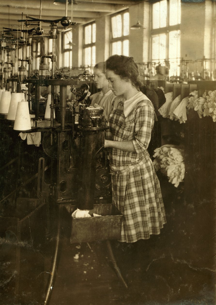 Ragazze che confezionano calze negli Ipswich Mills di Boston, Massachusetts da Lewis Wickes Hine