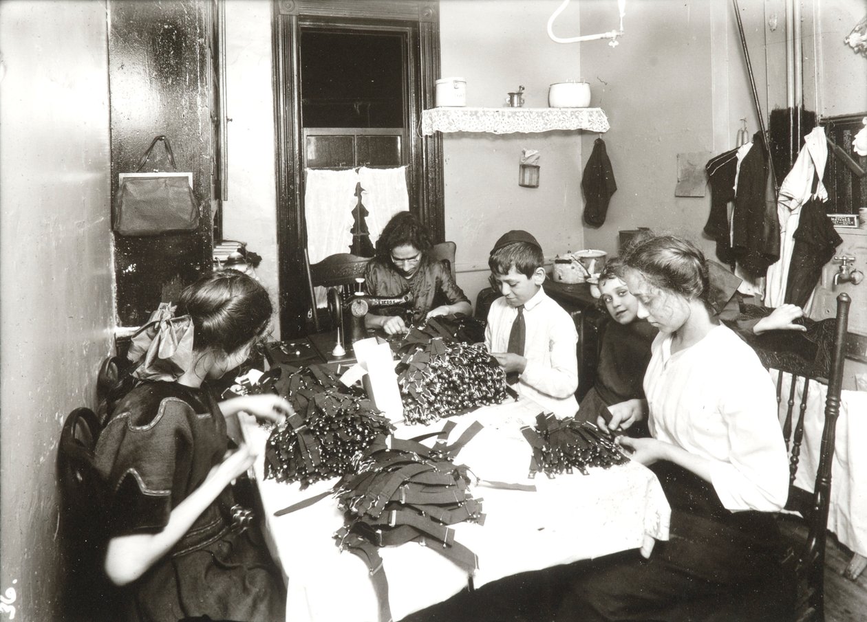 Lavoro a domicilio (fabbricazione di giarrettiere) da Lewis Wickes Hine