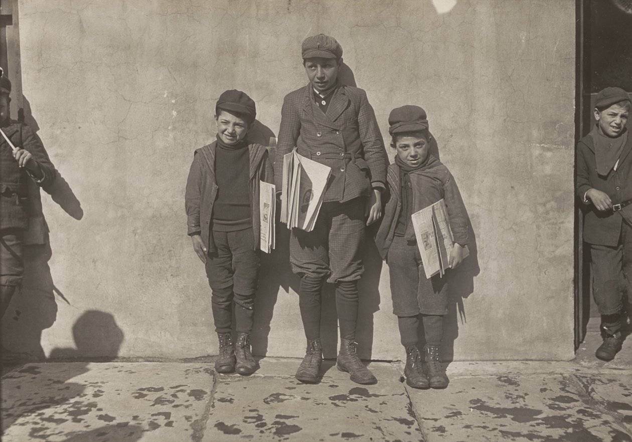 John Pento, 14 anni, Daniel e Angelo Pento, 7 anni, vendono giornali, Hartford, Connecticut da Lewis Wickes Hine