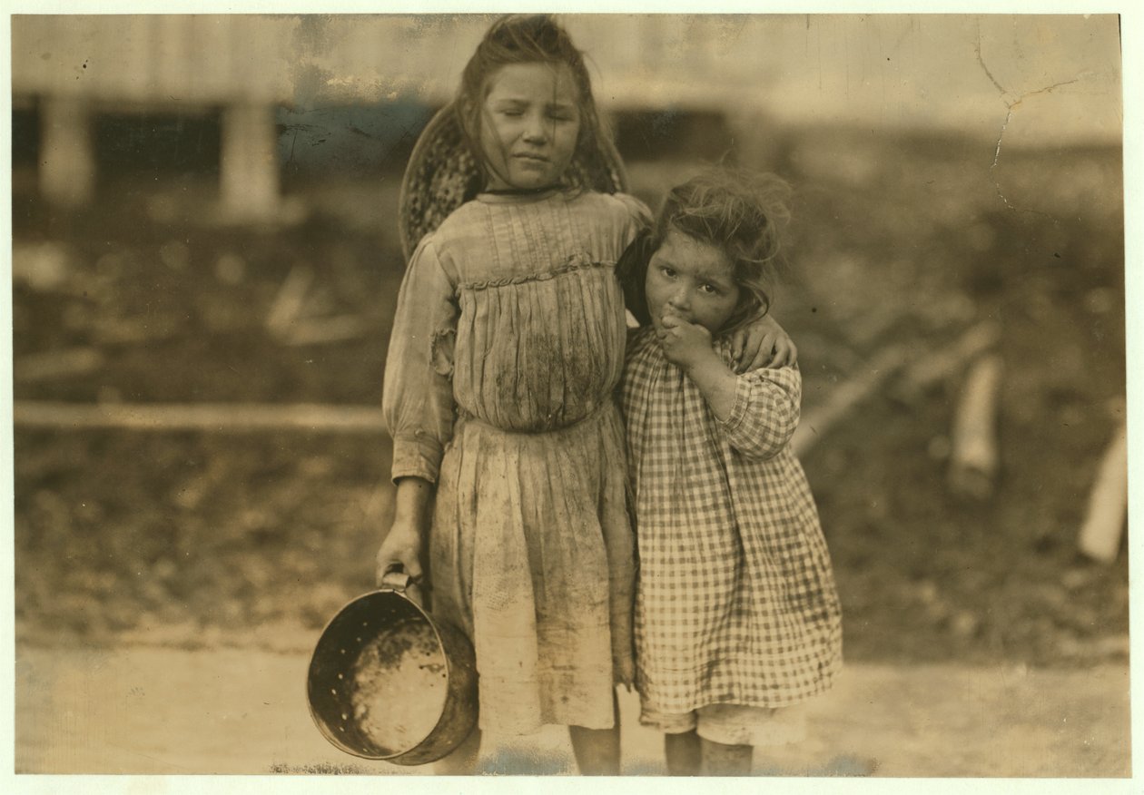 Maud e Grade Daly, 5 e 3 anni, raccolgono gamberetti ogni giorno per la Peerless Oyster Company, Bay St. Louis, Mississippi, 1911 da Lewis Wickes Hine
