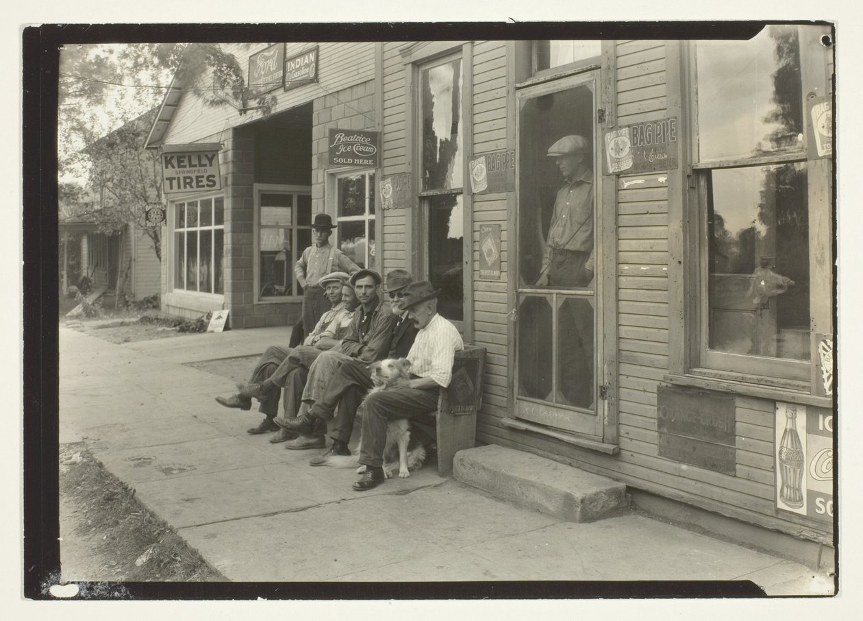 Uomini con cane seduti su una panchina di fronte al negozio generale da Lewis Wickes Hine
