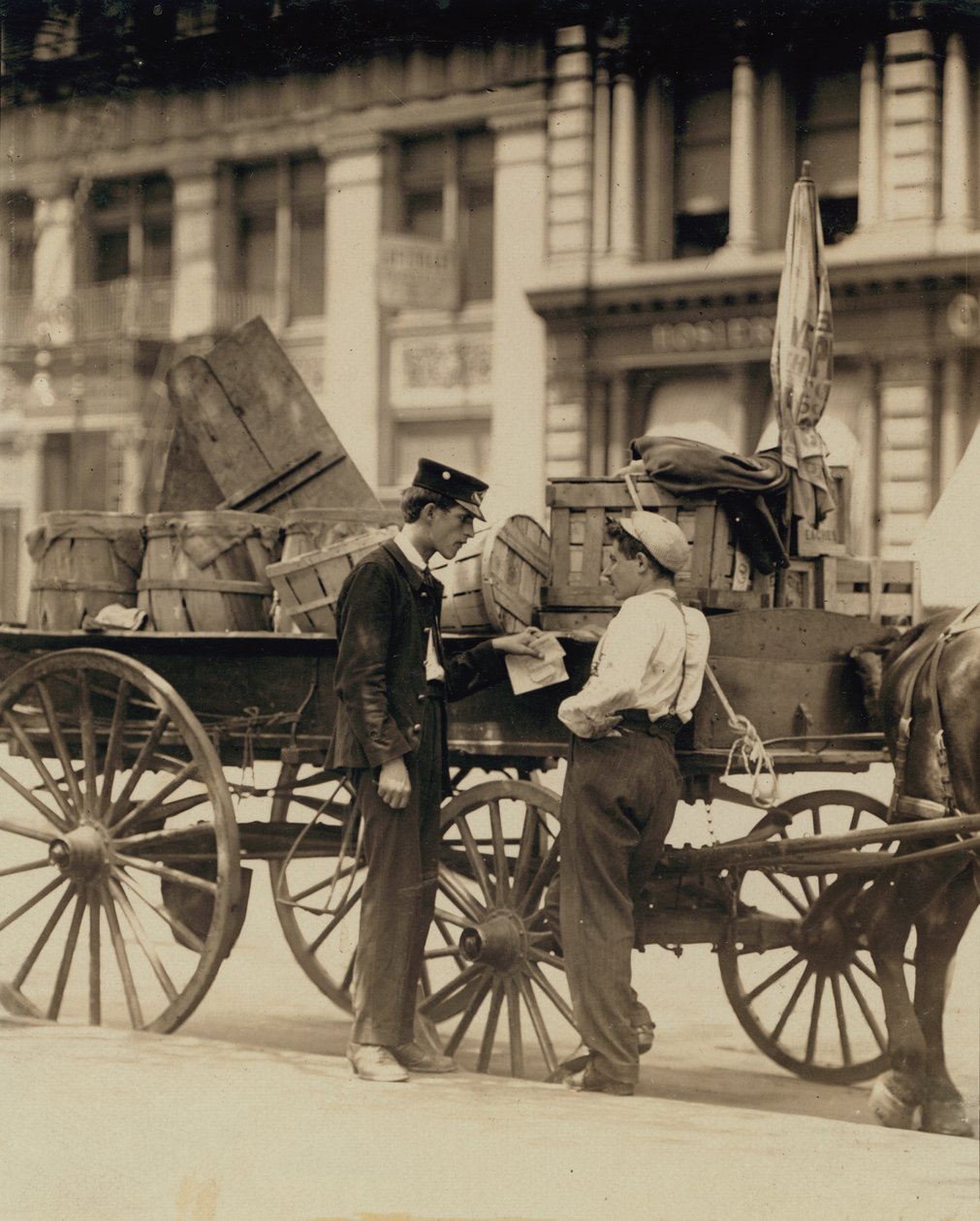 Ragazzi messaggeri in conversazione a Union Square, New York da Lewis Wickes Hine