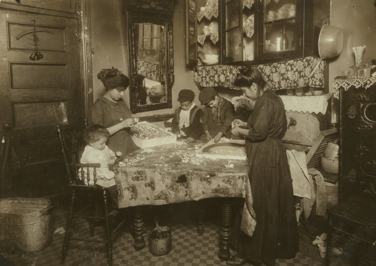 La signora Mette e i suoi figli (Josephine 13, Nicholas 6 e Johnnie 8 guadagnano insieme solo 40-50 centesimi al giorno) che fanno fiori in un sudicio appartamento di New York, 1911 da Lewis Wickes Hine