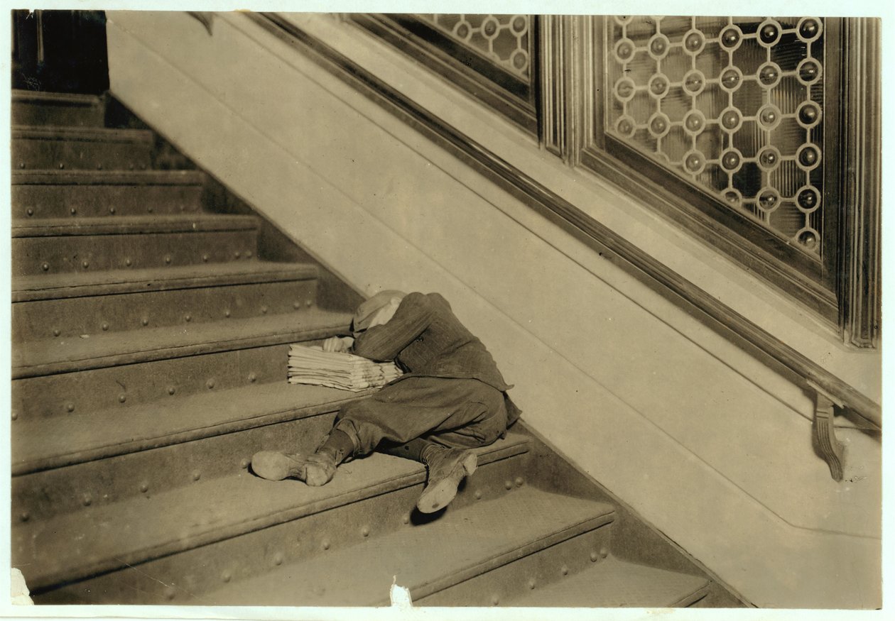 Giornalaio addormentato con i suoi giornali a Jersey City, New Jersey, 1912 da Lewis Wickes Hine