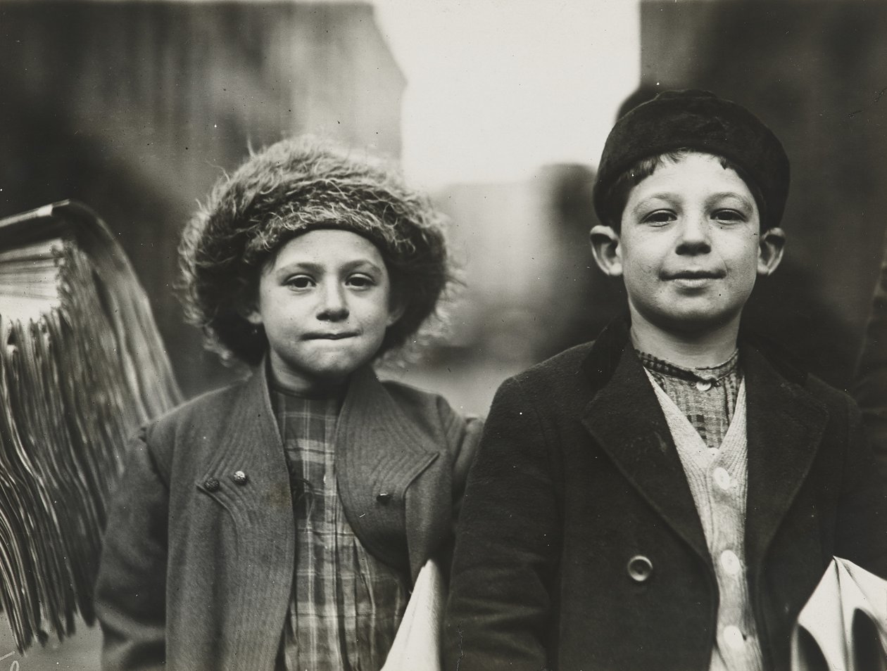 Newsies, Newark, New Jersey, dicembre 1909 (stampa al gelatino-argento) da Lewis Wickes Hine
