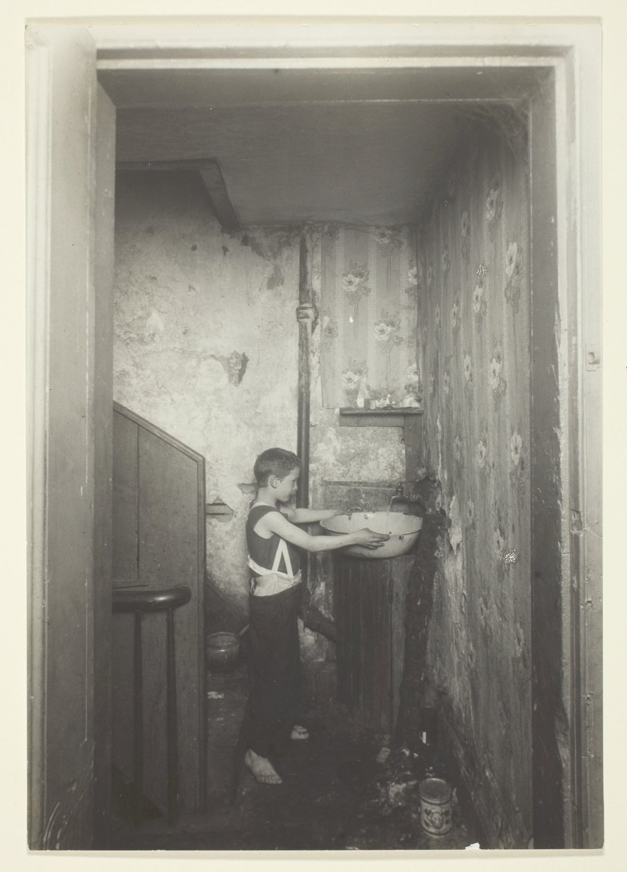 Un rubinetto per piano. Un vecchio edificio a New York da Lewis Wickes Hine
