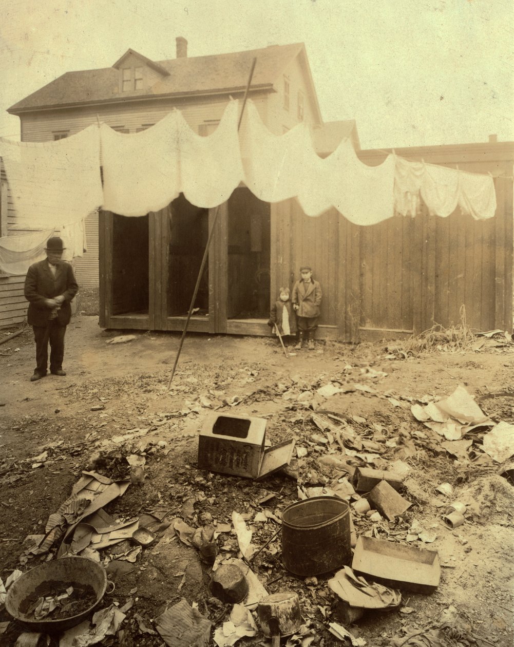 Le dependance nel giardino di Borden Street a Providence, Rhode Island da Lewis Wickes Hine