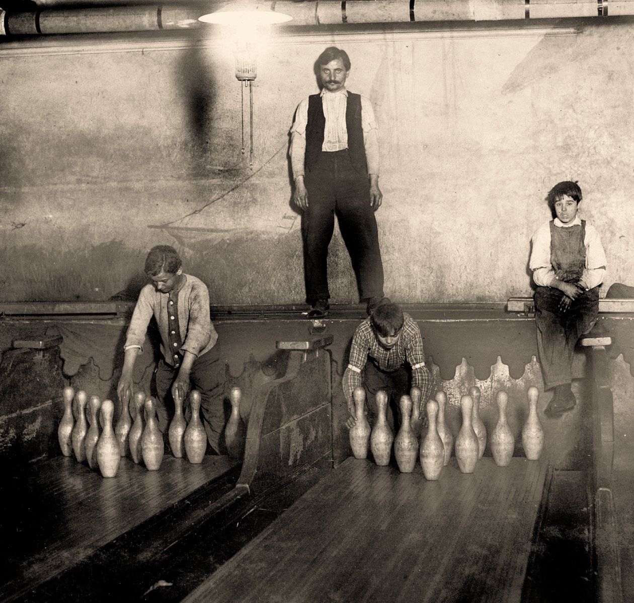 Pinboys in una pista da bowling della metropolitana, 65 South Street, Brooklyn, New York da Lewis Wickes Hine