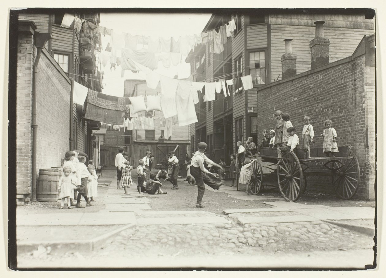 Parco giochi nel villaggio di un mulino (Playground in a Tenement Alley), Boston da Lewis Wickes Hine
