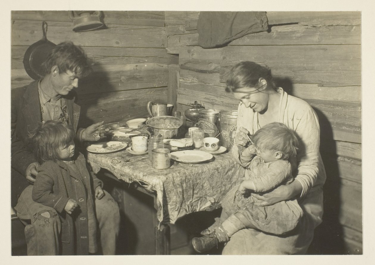 Famiglia rurale povera che vive in una casa fumatori, Oklahoma, sotto la cura della Croce Rossa da Lewis Wickes Hine