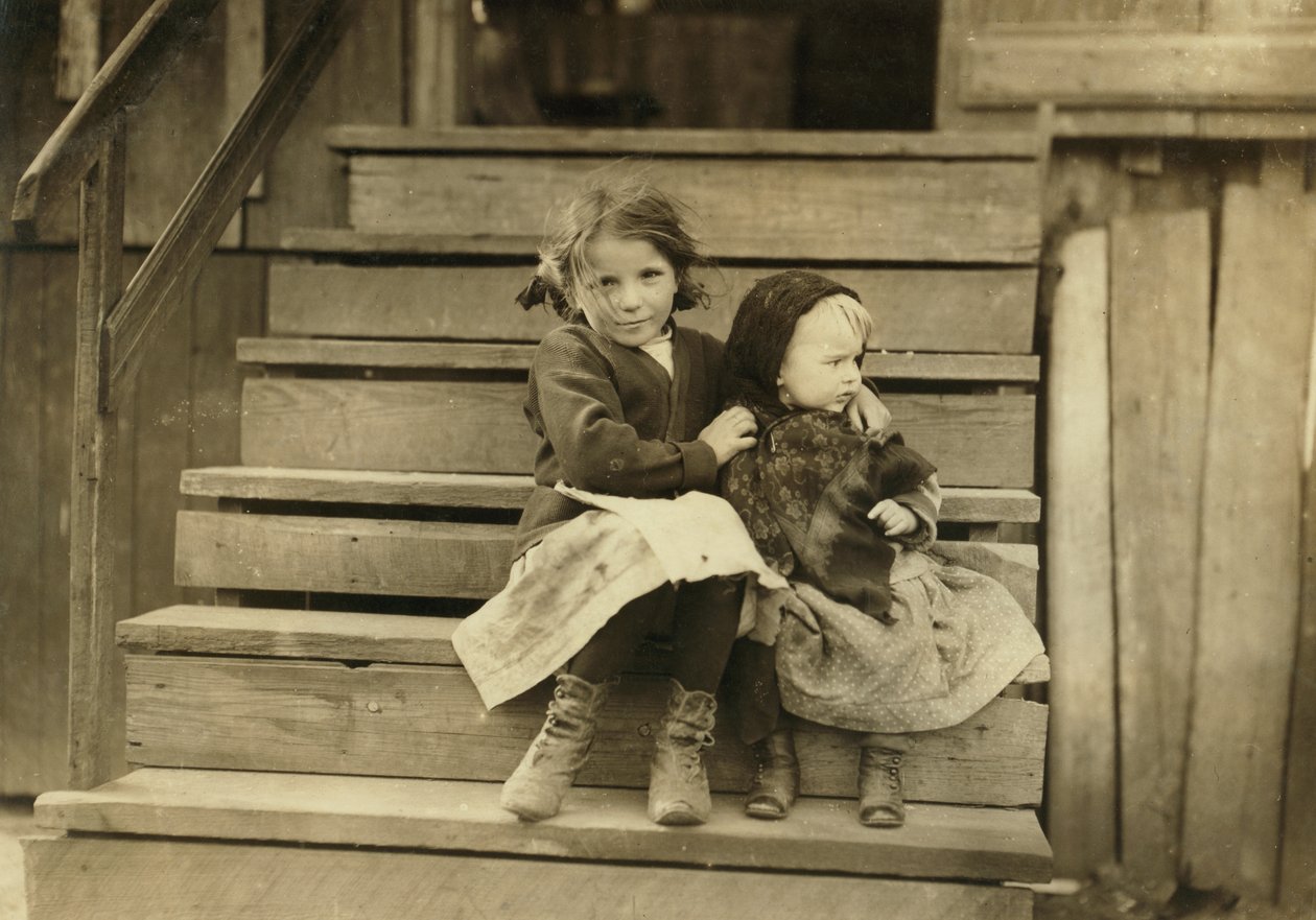 Ritratto di una giovane ragazza che si prende cura della sorellina mentre il resto della famiglia lavora alla fabbrica locale, Bayou La Batre, Alabama, USA, c.1911 da Lewis Wickes Hine