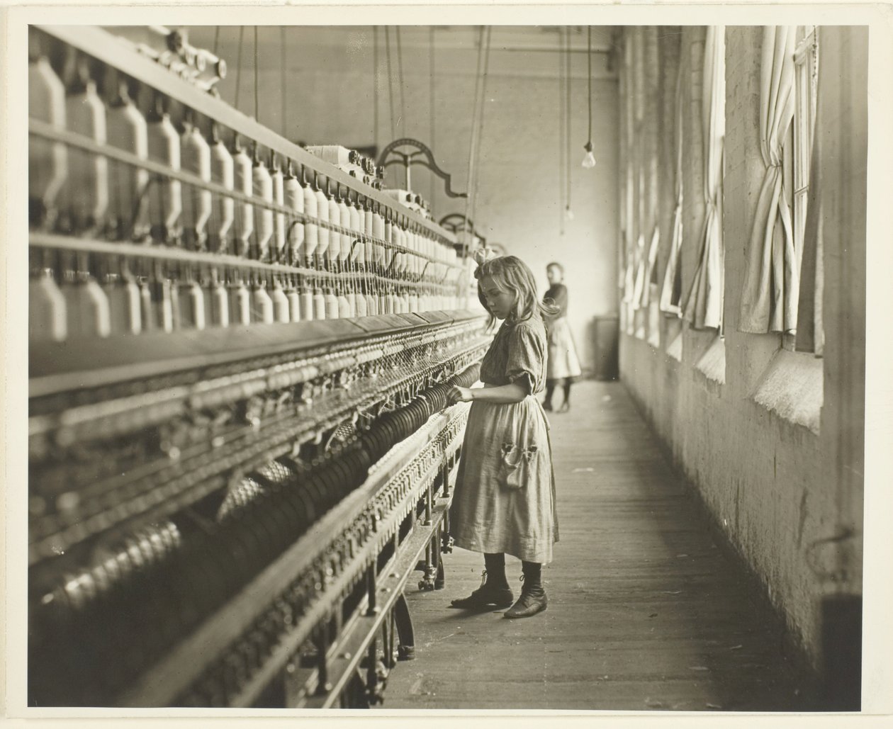 Sadie Pfeifer, filatrice di un cotonificio, Lancaster, Carolina del Sud da Lewis Wickes Hine