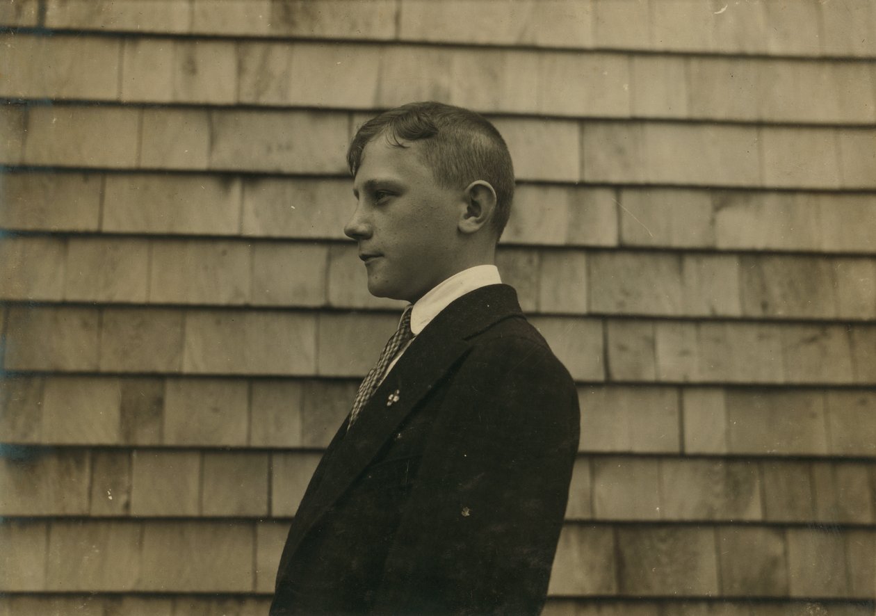 Ragazzo di insediamento, spazzino e addetto alle pulizie in abiti domenicali, Fall River, Massachusetts da Lewis Wickes Hine