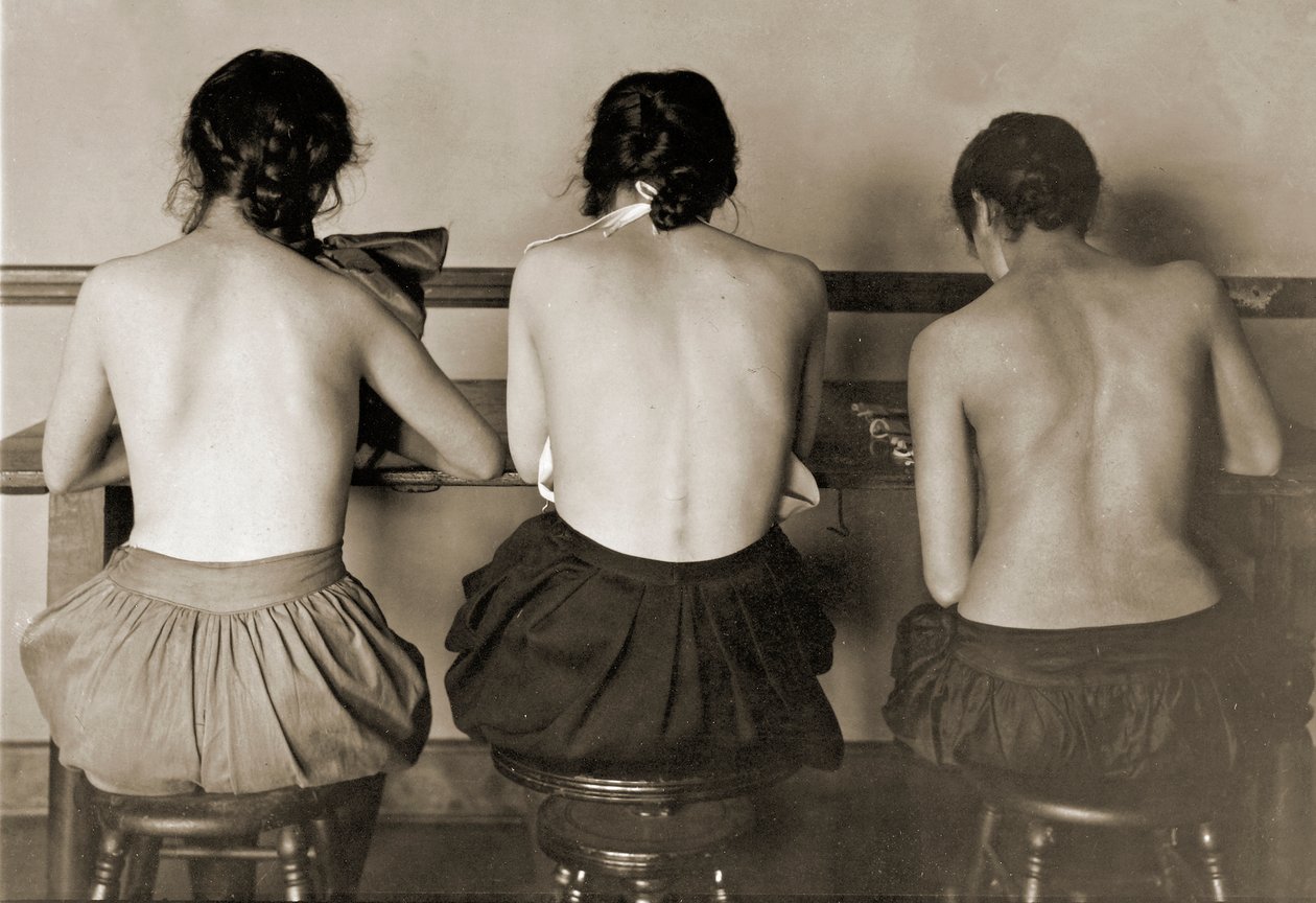 Ragazze alla macchina da cucire, c.1917 da Lewis Wickes Hine