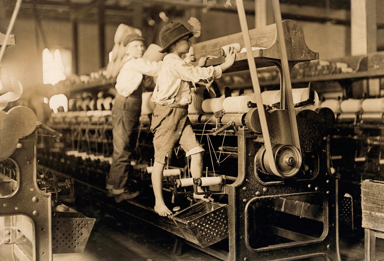 Ragazzi del filatoio in una fabbrica di cotone in Georgia, c. 1909 da Lewis Wickes Hine