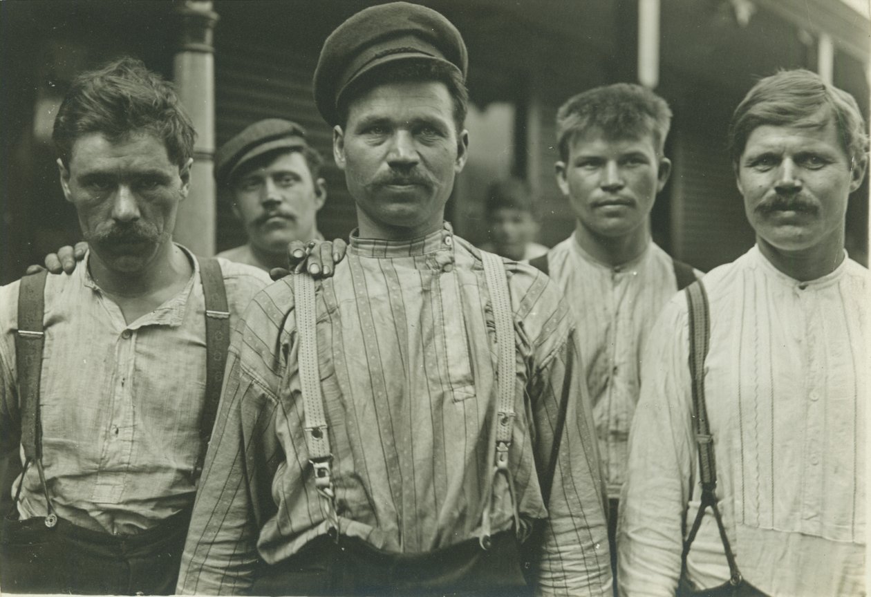 Operai siderurgici alla pensione russa, Homestead, Pennsylvania, 1907-8 da Lewis Wickes Hine