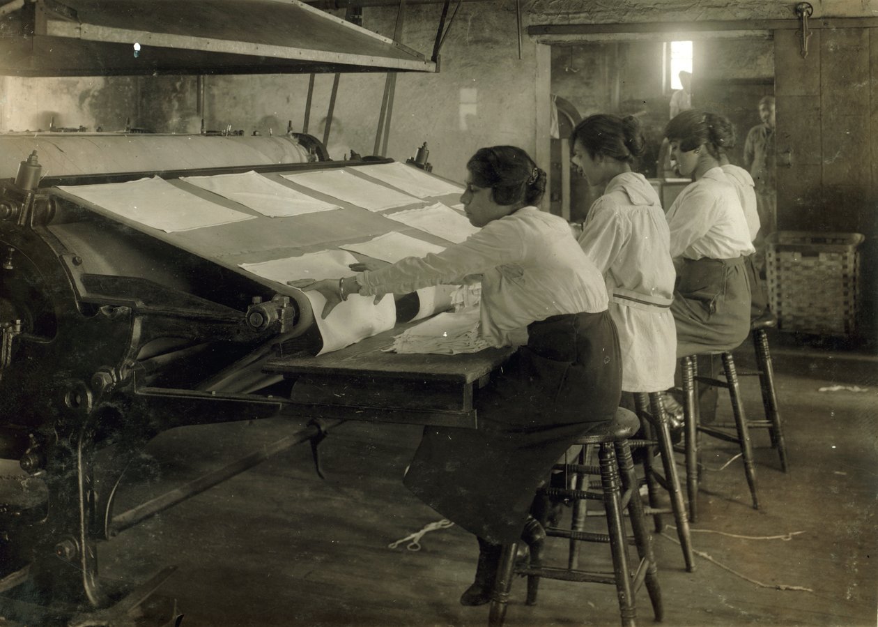 Tre ragazze adolescenti al lavoro alla lavanderia Bonanno, Boston, Massachusetts da Lewis Wickes Hine