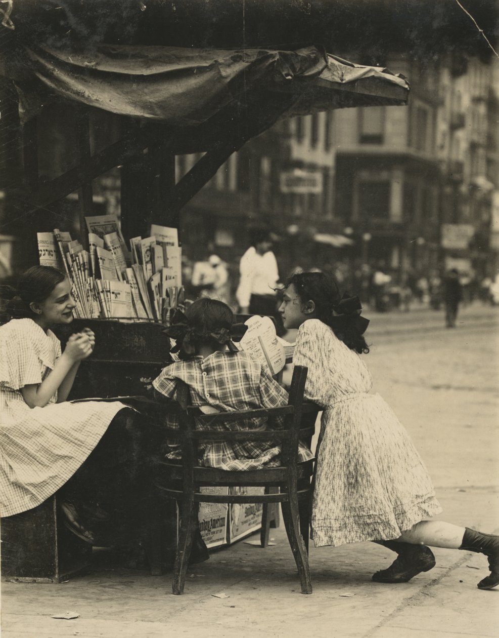 Tre ragazze che lavorano in un