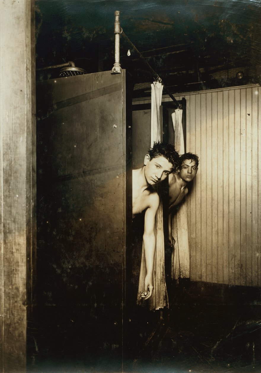 Due ragazzi che fanno la doccia alla Postal Telegraph Company, Broadway, New York City, New York, USA, c.1910 (fotografia seppia) da Lewis Wickes Hine