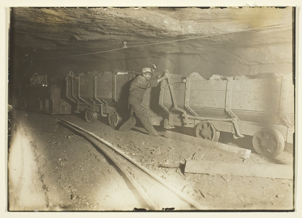 Senza titolo (vagoni di carbone in miniera) da Lewis Wickes Hine