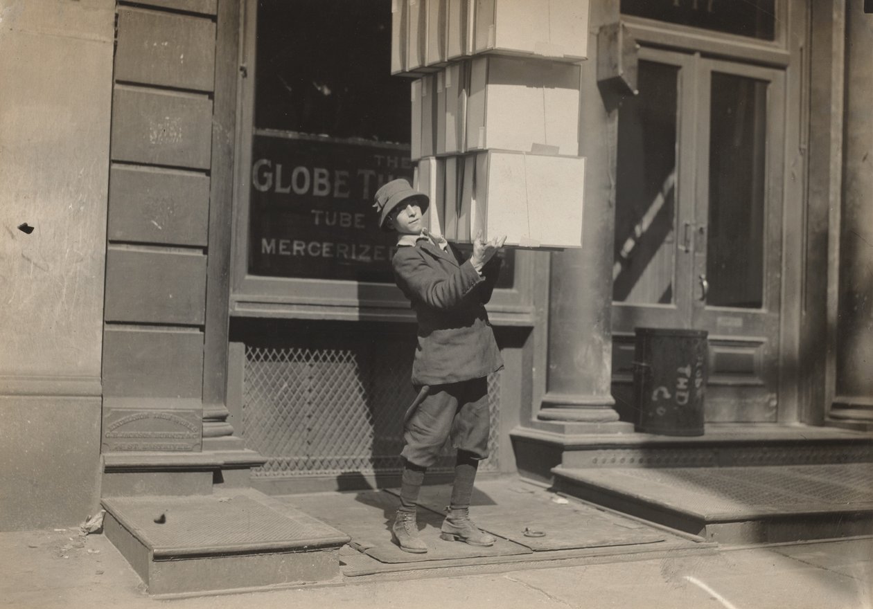Ragazzo del carro o ragazzo della coda che aiuta a caricare il carro da Lewis Wickes Hine