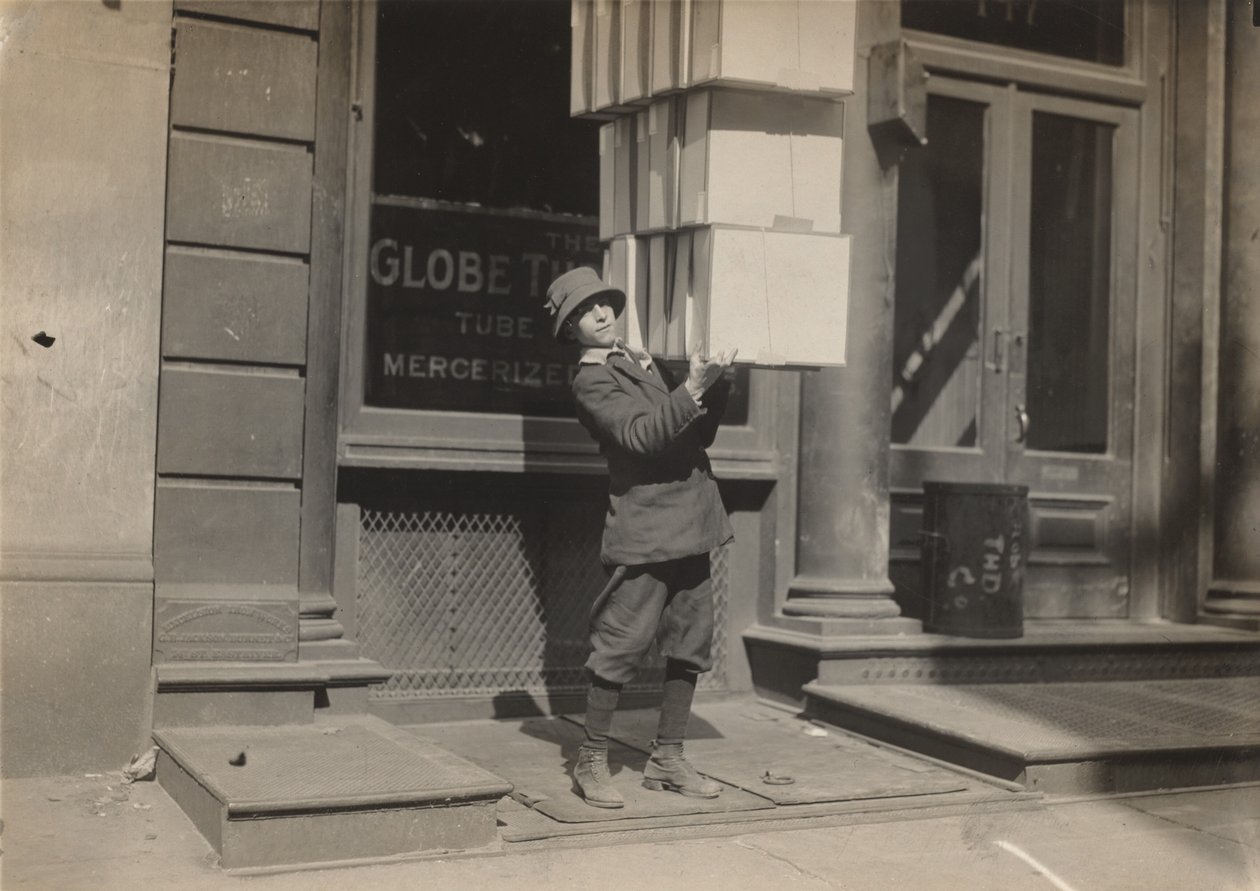 Ragazzo del carro o "tail boy" che aiuta a caricare il carro, ca. 1914 (foto) da Lewis Wickes Hine
