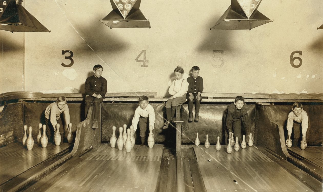 Giovani ragazzi che sistemano i birilli al bowling Arcade a tarda notte, Trenton, New Jersey, USA, c.1909 da Lewis Wickes Hine