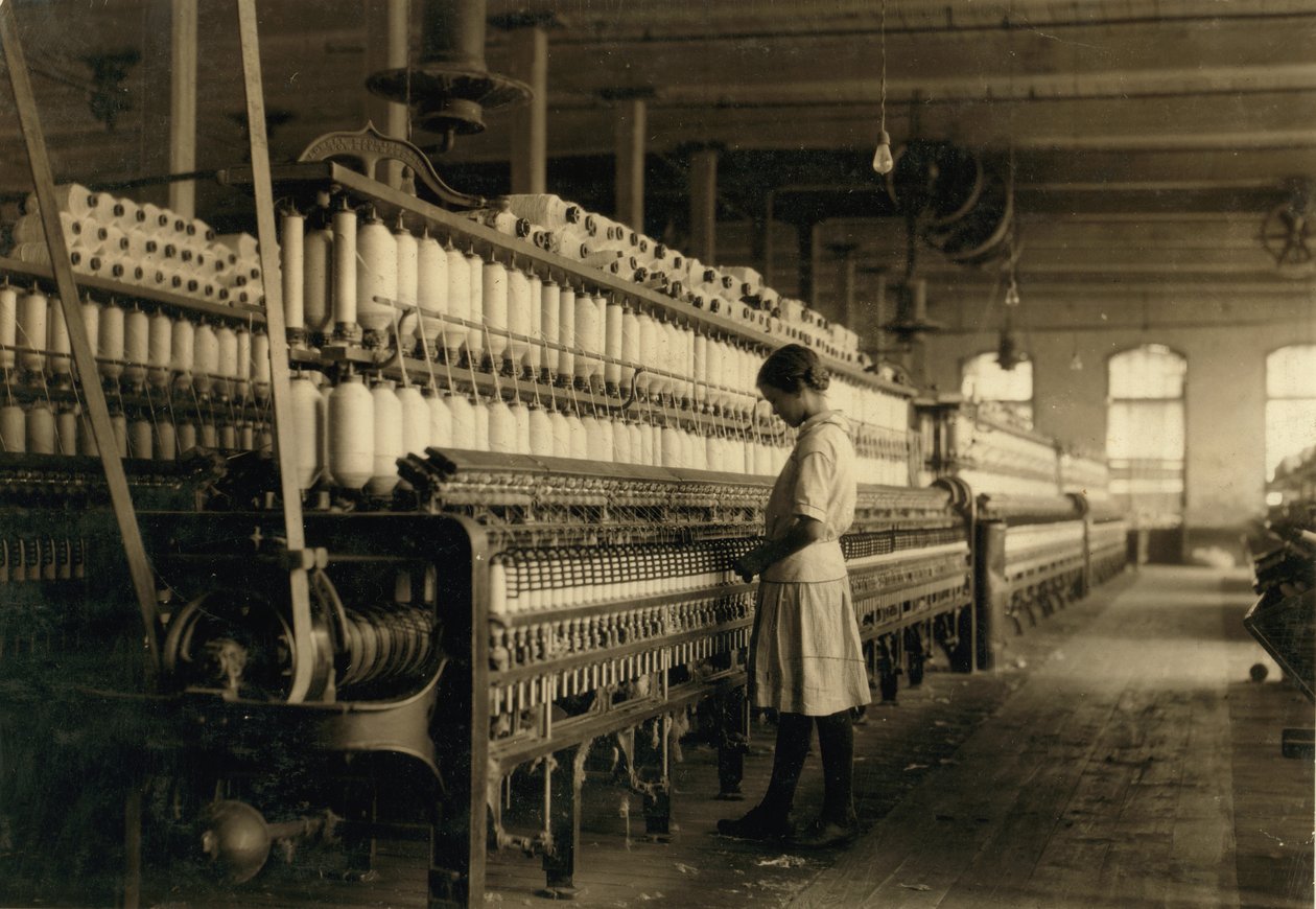 Ragazza adolescente che lavora come filatrice in una fabbrica di cotone, West, Texas, USA, c.1913 da Lewis Wickes Hine
