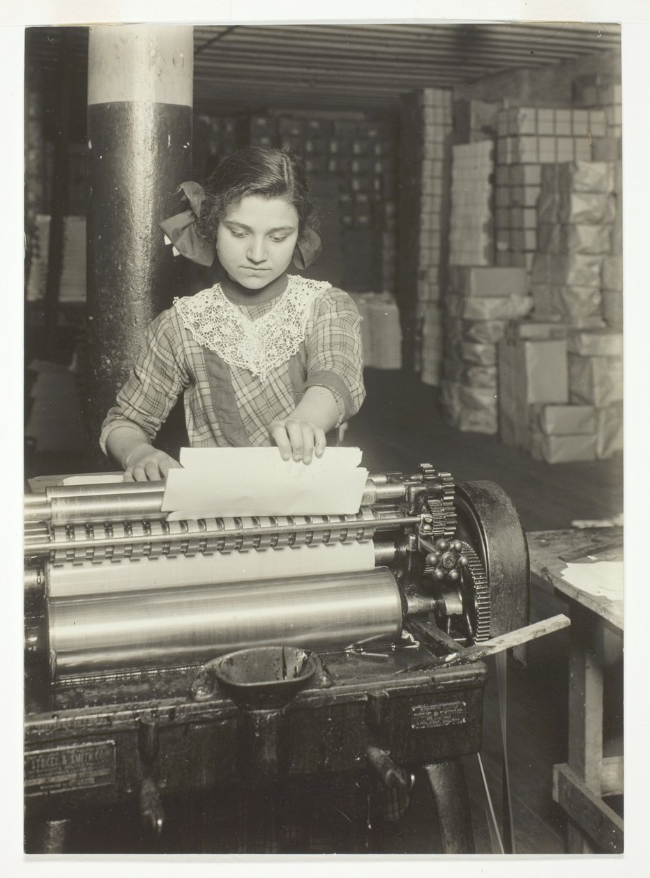 Giovane operaio in una fabbrica di scatole di carta da Lewis Wickes Hine