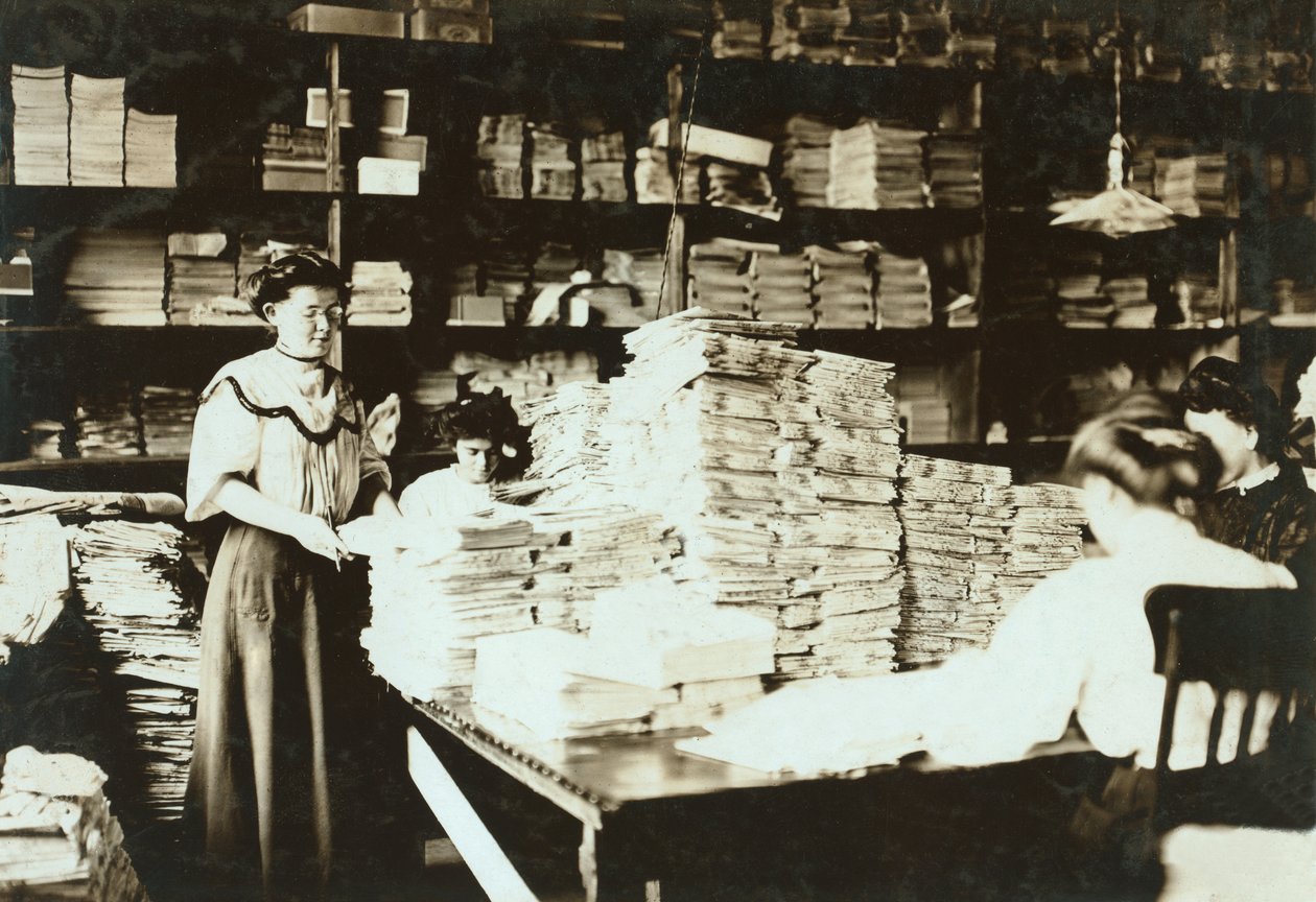 Giovani donne che ordinano documenti in un magazzino, c.1905 da Lewis Wickes Hine