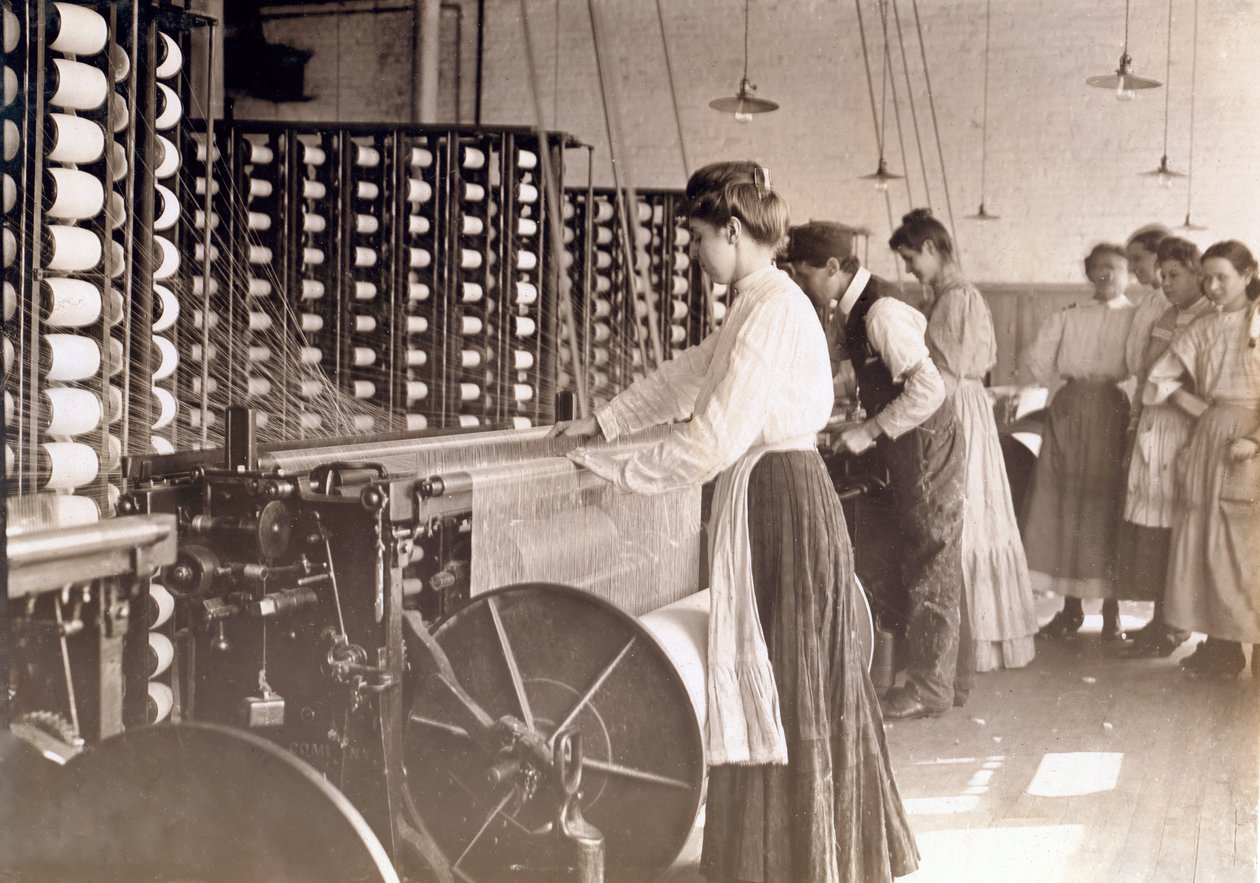 Giovani donne che lavorano a una macchina per filare in una filanda di cotone, Carolina del Sud, 1908 da Lewis Wickes Hine