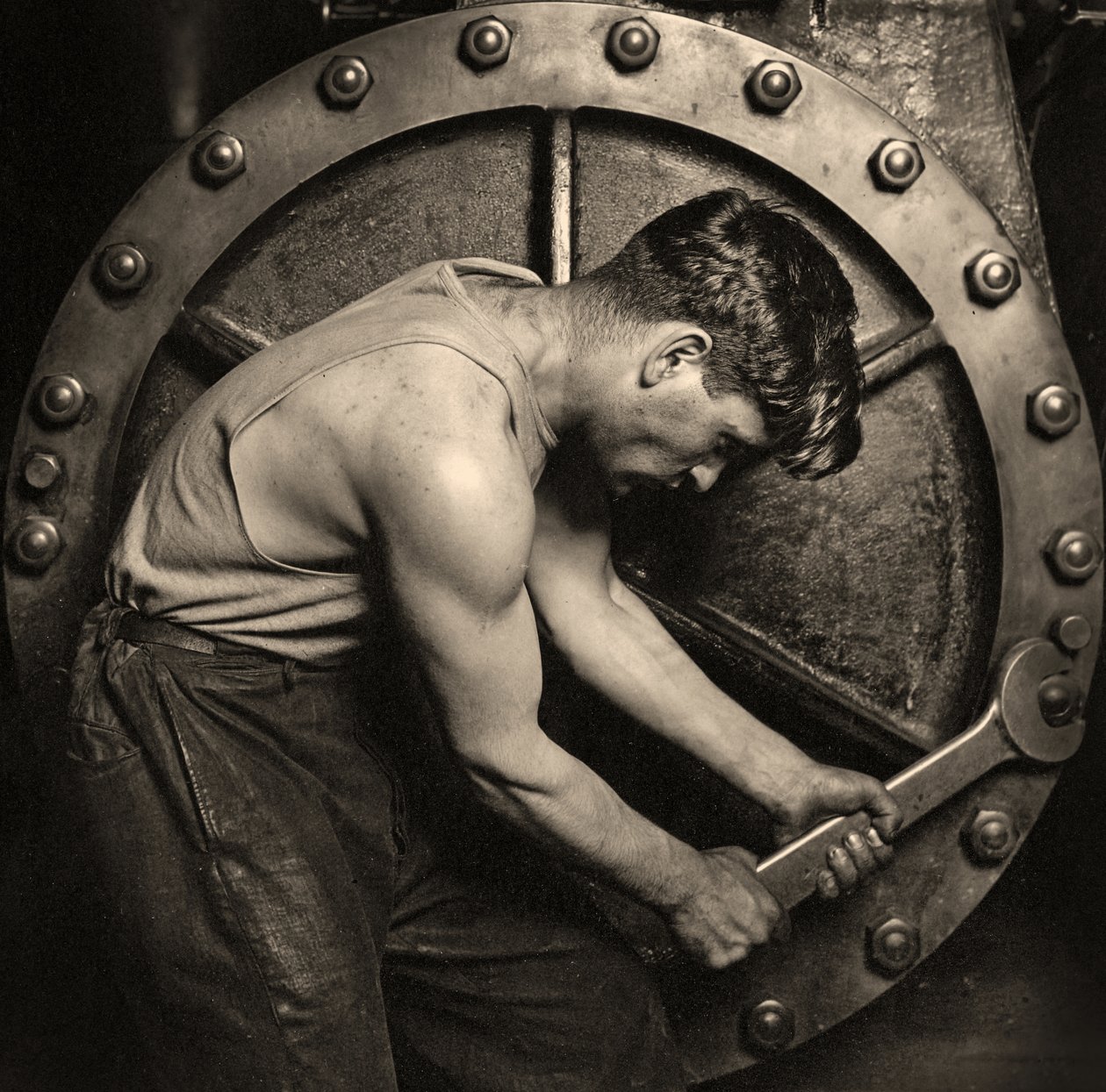Primo piano di un meccanico della centrale elettrica che lavora su una pompa a vapore c.1920 da Lewis Wickes Hine