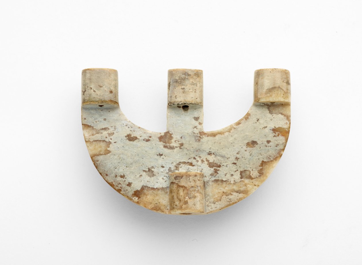 Pendente a forma di arco, con decorazione aggiunta, c.3300-2250 a.C. da Liangzhu culture