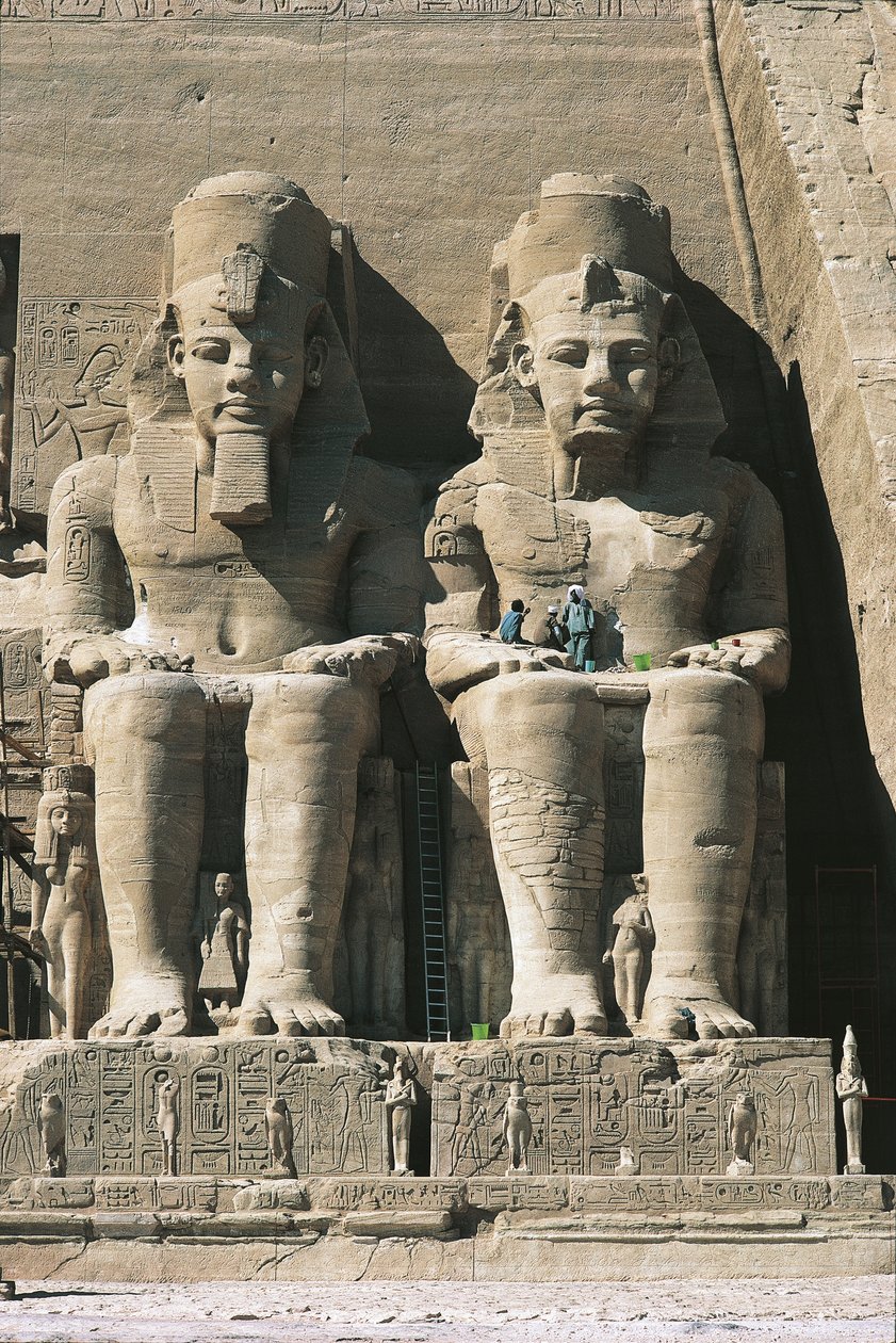Figure colossali di arenaria di Ramses II seduto in trono da Unbekannt Unbekannt