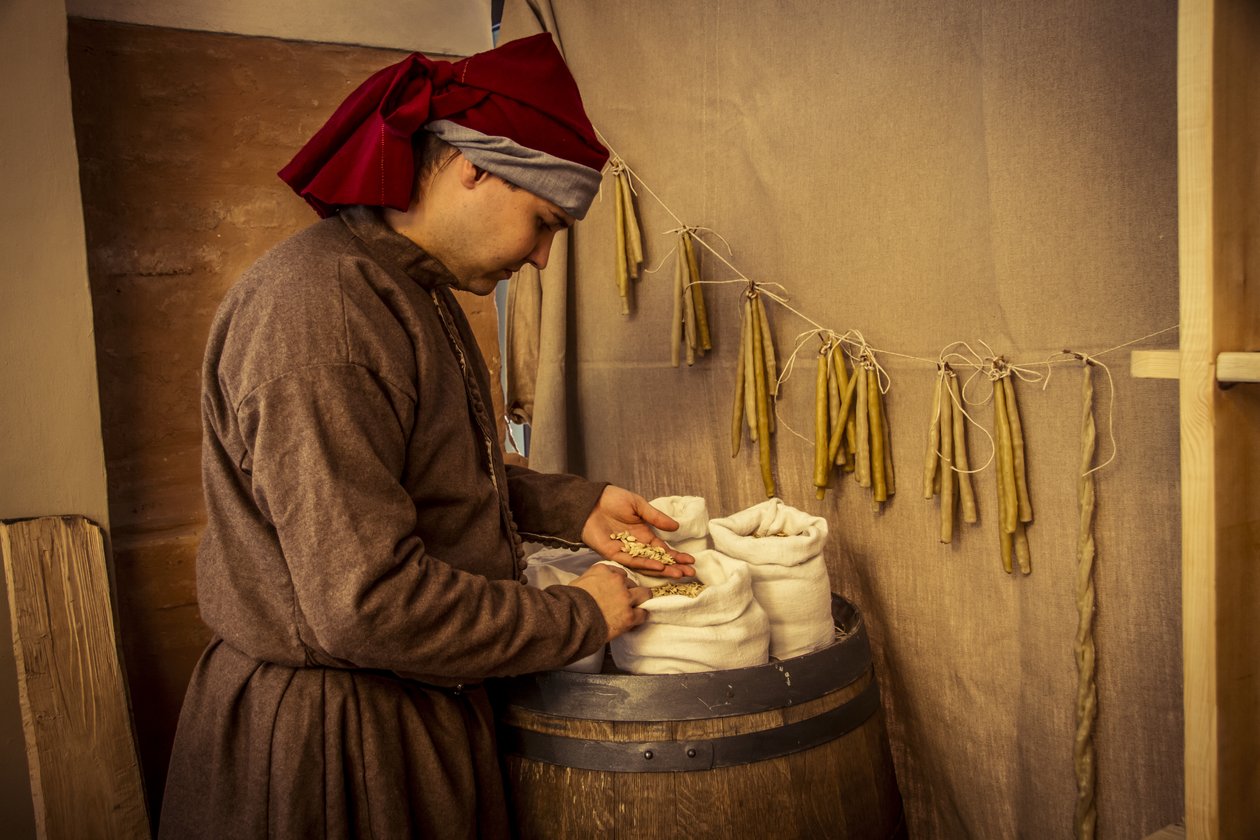 Rievocazione storica: Candele e sacchi di grano, segale e orzo nell