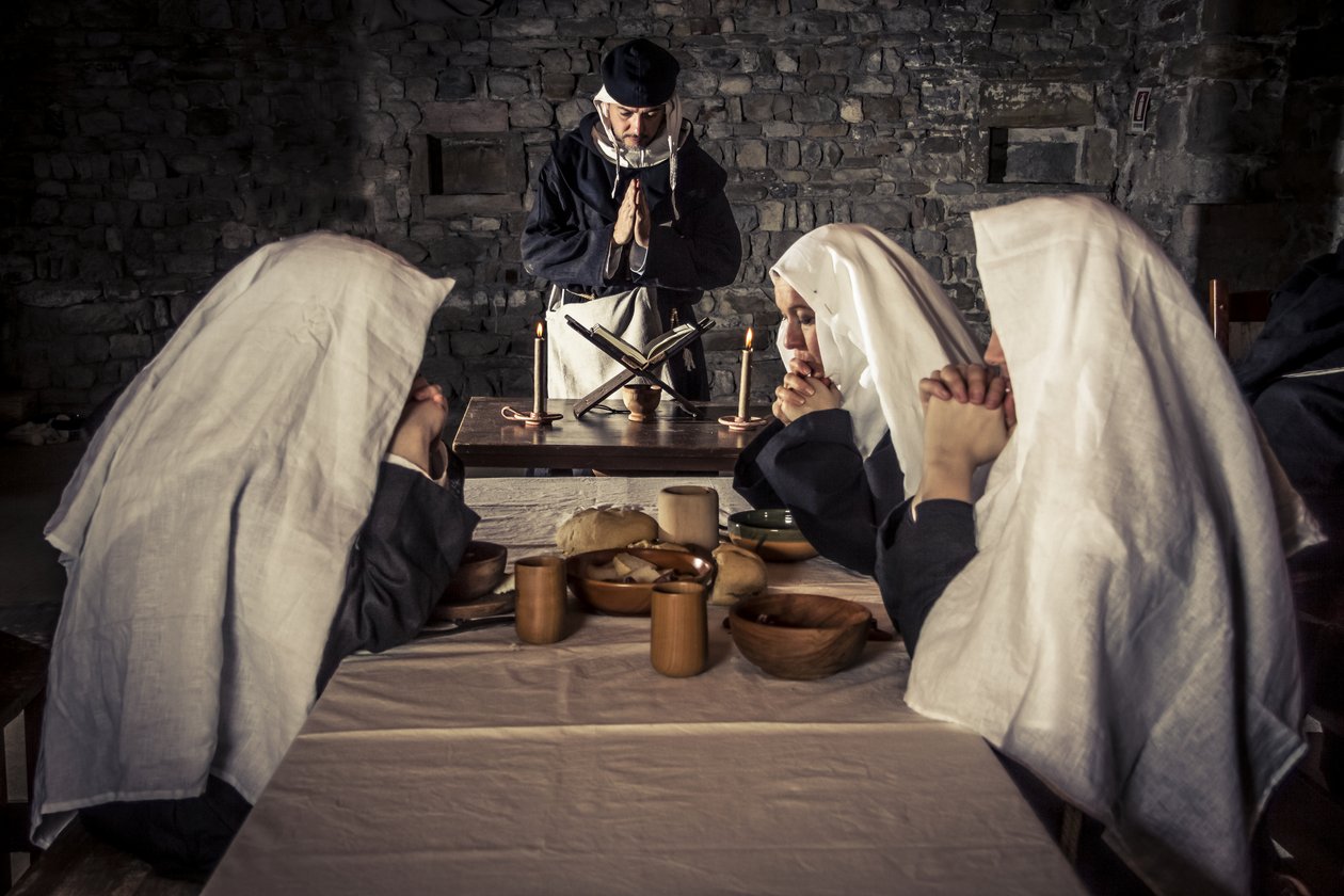 Rievocazione storica: Preghiera prima di cena nel refettorio, monastero dell