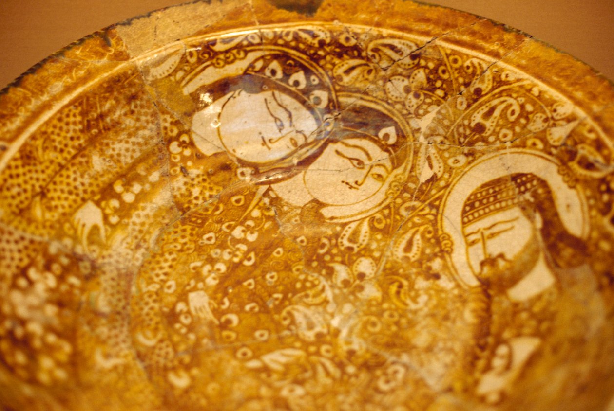 Piatto decorato con volti maschili e femminili, da Kashan, Iran da Unbekannt Unbekannt