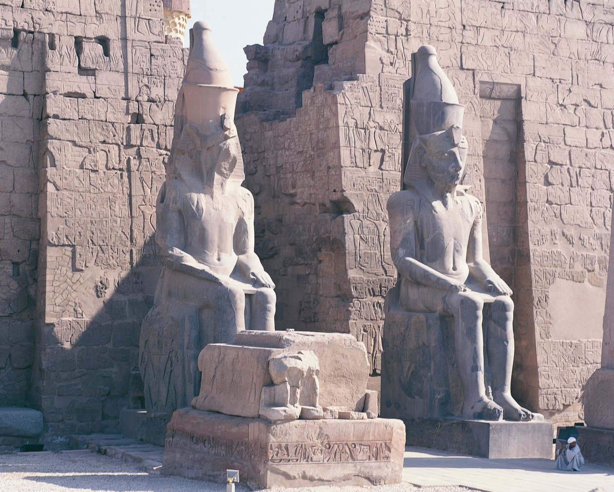 Tempio di Luxor, pilone di Ramses II, due statue colossali del re da Unbekannt Unbekannt