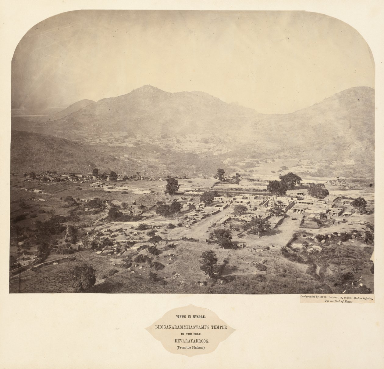 Vedute di Mysore: tempio di Bhoganarasimhaswami, nella fortezza, Devarayadroog (dal plateau) da Lieutenant Colonel Henry Dixon
