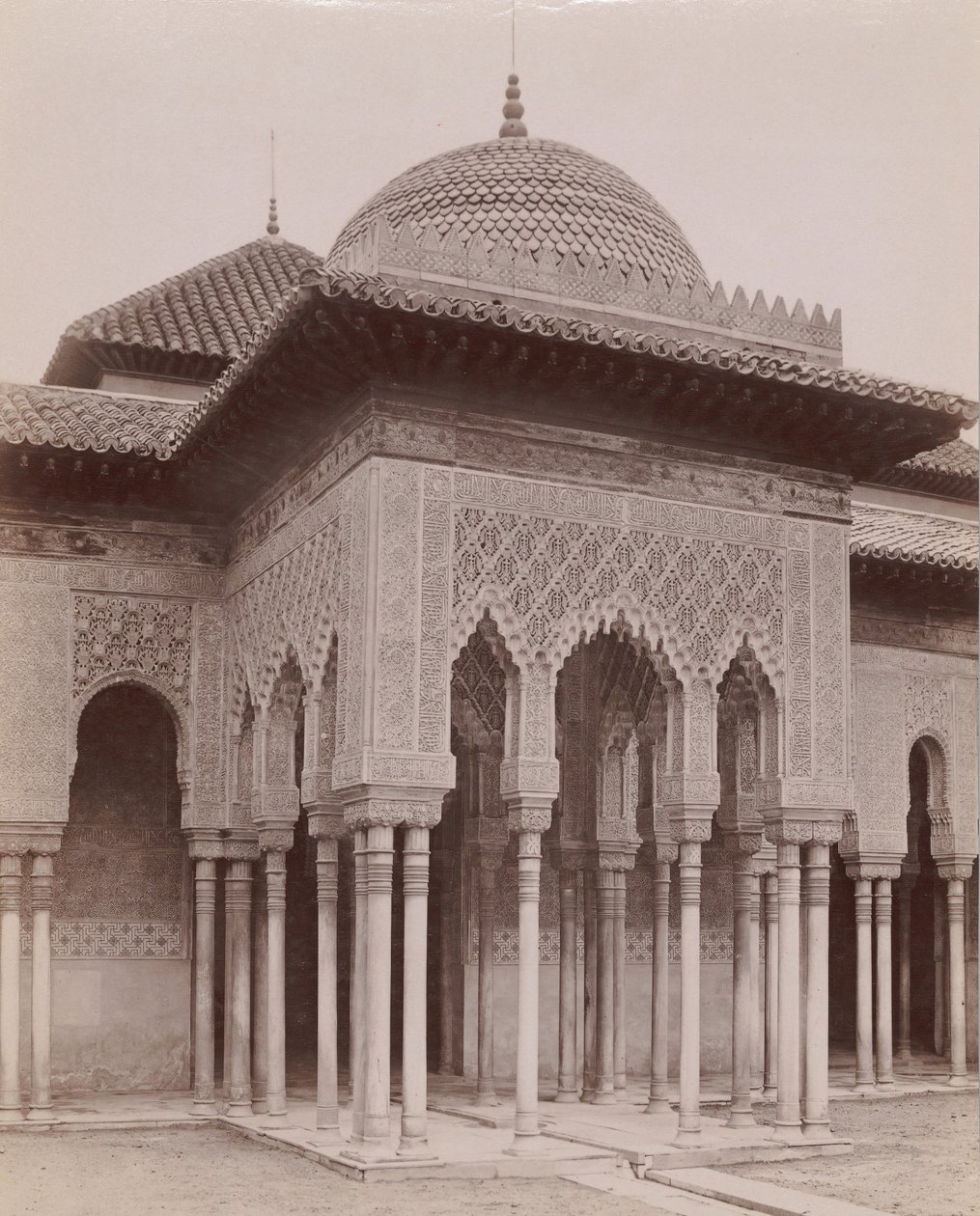 Cortile dei Leoni, Alhambra, Granada, 1880-90 da Likely Sebastiano Tassinari.