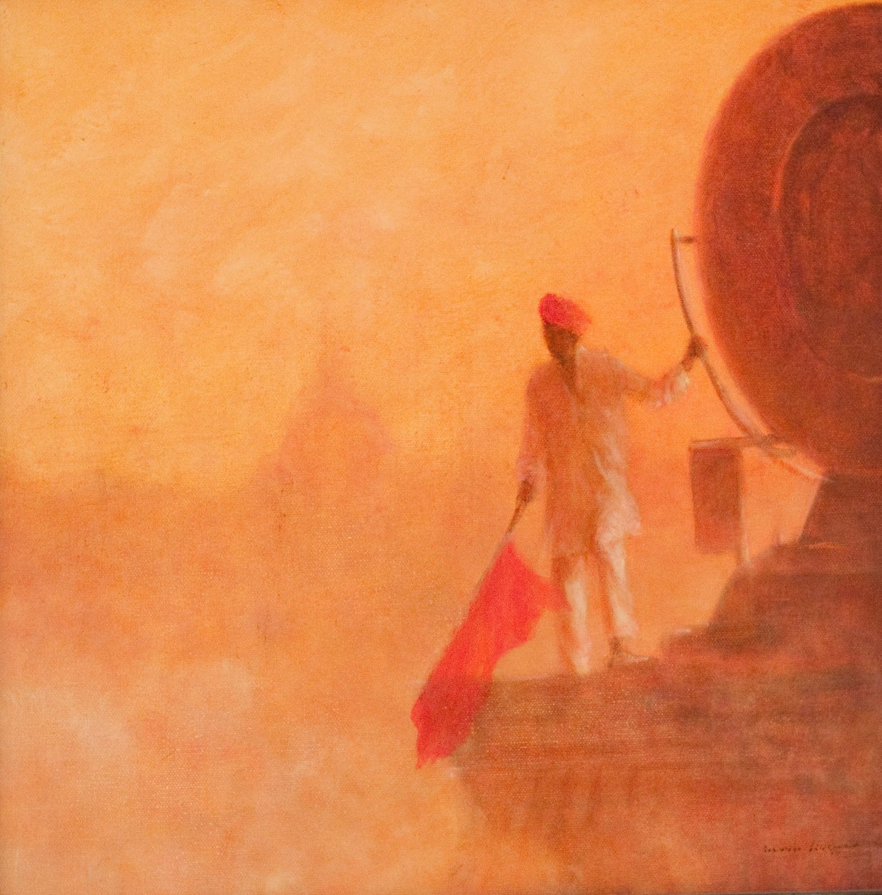 Uomo con bandiera ferroviaria, Agra, 2010 da Lincoln Seligman