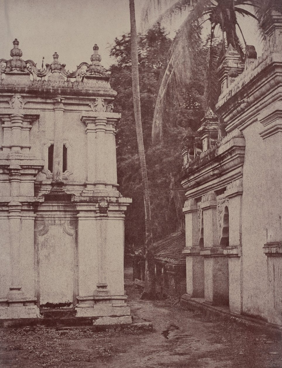Amerapoora: Vista tra le pagode vicino alla statua da Linnaeus Tripe