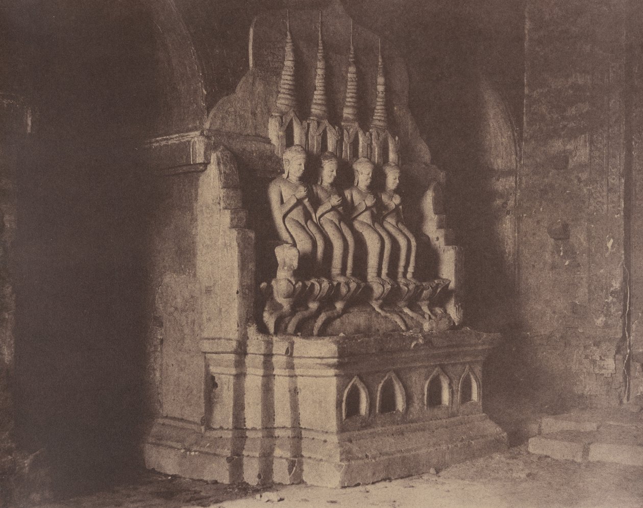 N. 23. Pugahm Myo [Pagan]. Figure nella Pagoda Damayangyee [Dhamma-yan-gyi]. da Linnaeus Tripe