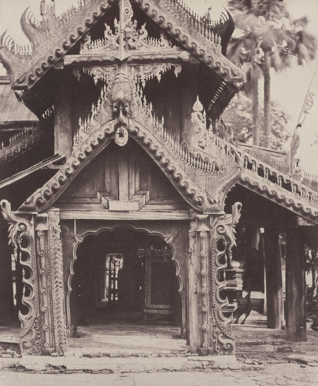 Pugahm Myo: Portale scolpito nel cortile della Pagoda Shwe Zeegong da Linnaeus Tripe