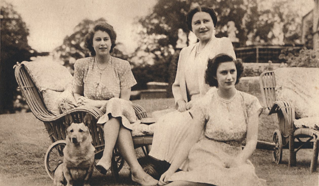 Sua Maestà la Regina con le Principesse Reali, c1950 da Lisa Sheridan