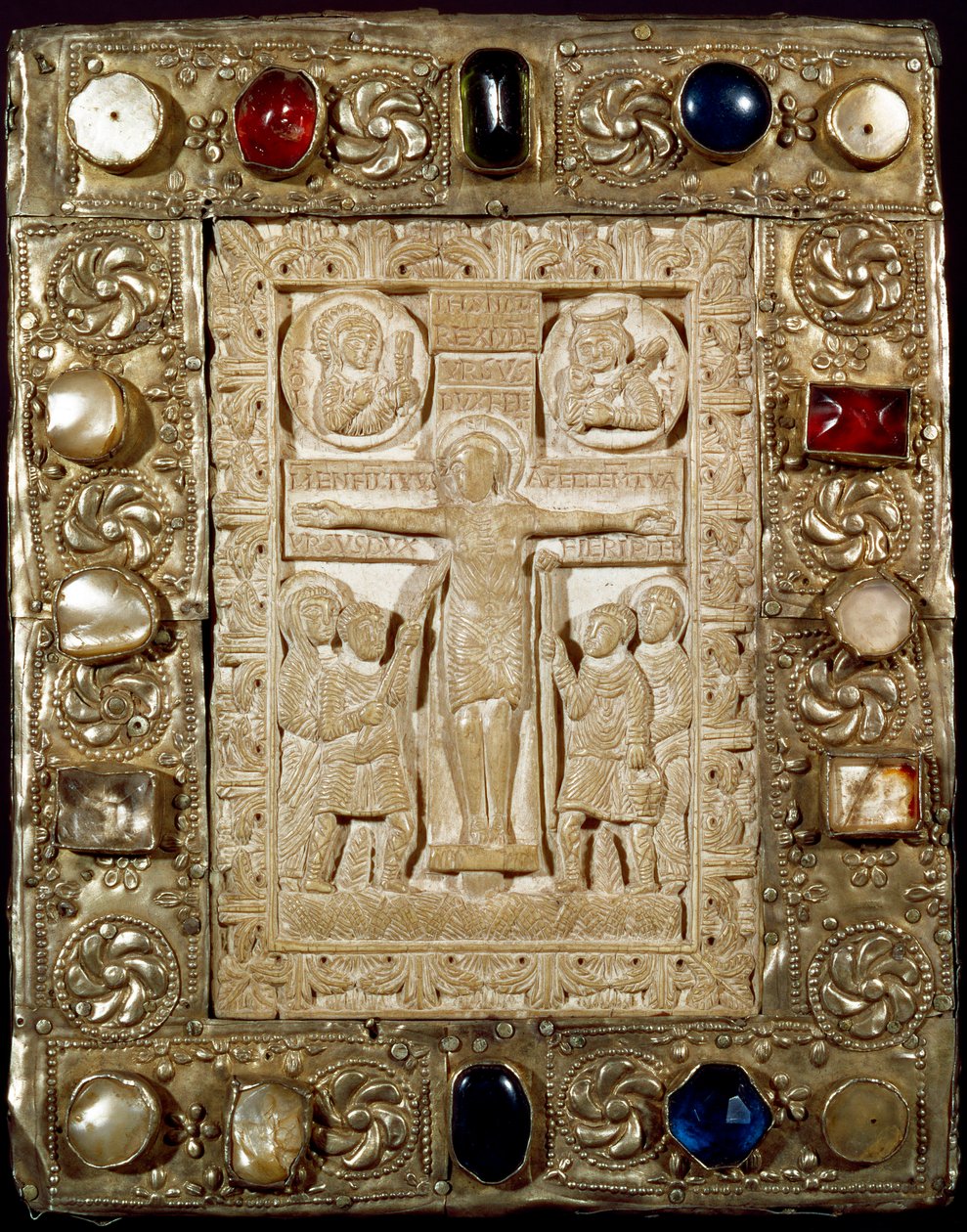 Archeologia del Medioevo. Arte barbarica della Lombardia: la pace del Duca Orso. La parte in avorio rappresenta Cristo crocifisso circondato dalla Vergine, San Longino il Centurione e San Giovanni. Arte longobarda del 9° secolo da Lombard School