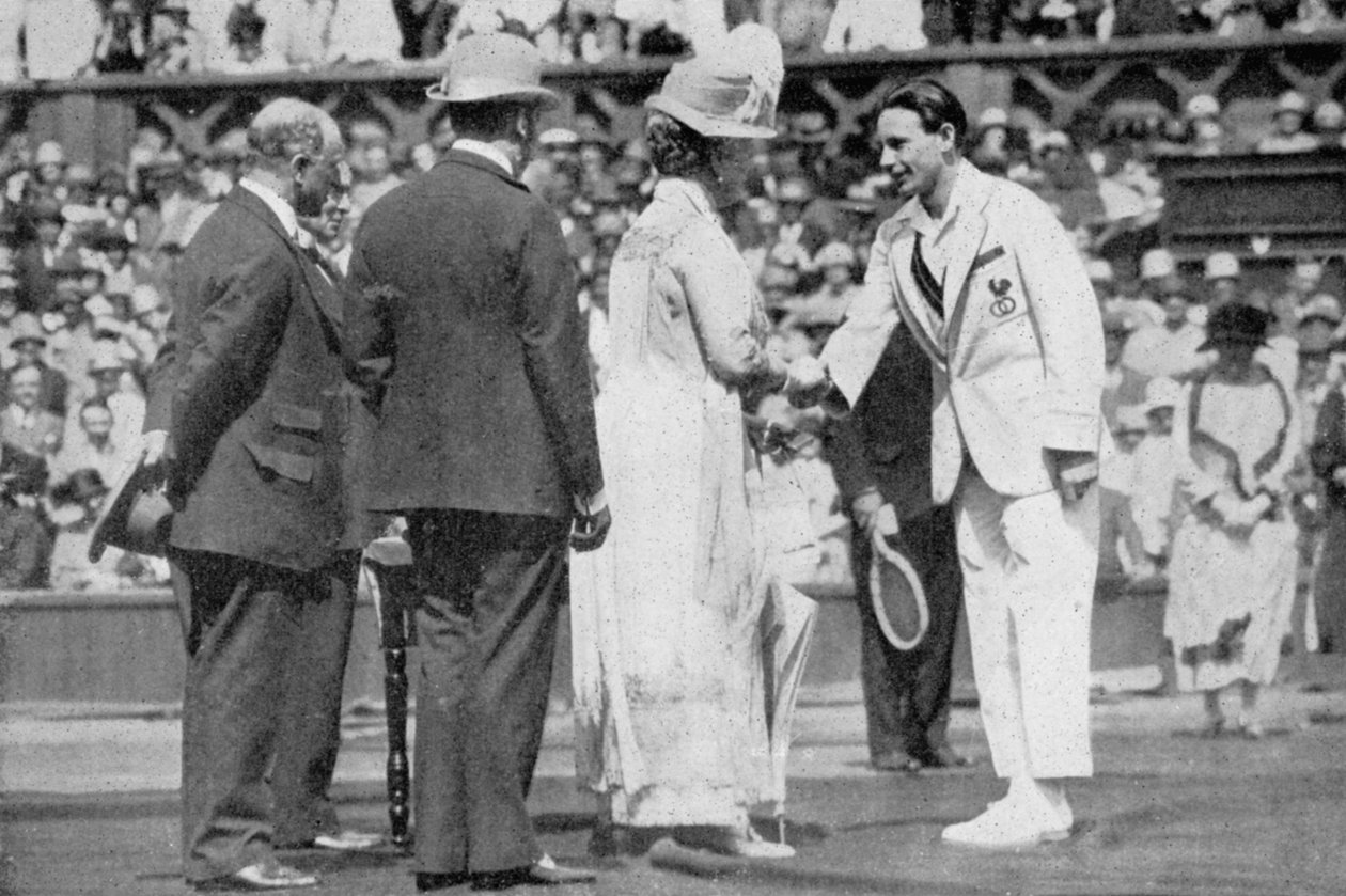 Jean Borotra riceve la sua medaglia dalla regina Mary sul campo centrale da London News Agency