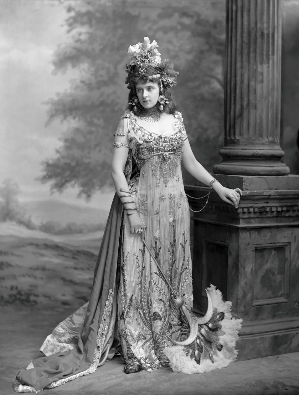 Mrs Algernon Bourke 1870-1967, nata Guendoline Irene Emily Sloane-Stanley..., 1897 da London . Photo studio Lafayette