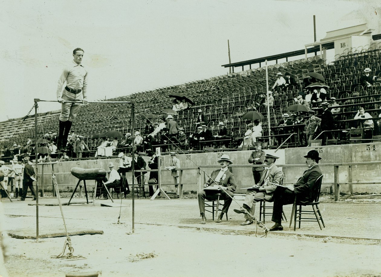 Fotografia orizzontale di un atleta su una sbarra alta con tre giudici che osservano da Louis Melsheimer