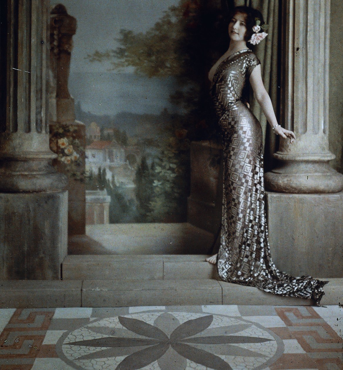 Donna semi-nuda in abito argento a motivo romboidale in interno classico, c.1850-1900 da Louis Amedee Mante and Edmond Goldschmidt